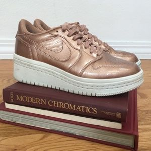 NIKE WMNS Air Jordan 1 Lifted